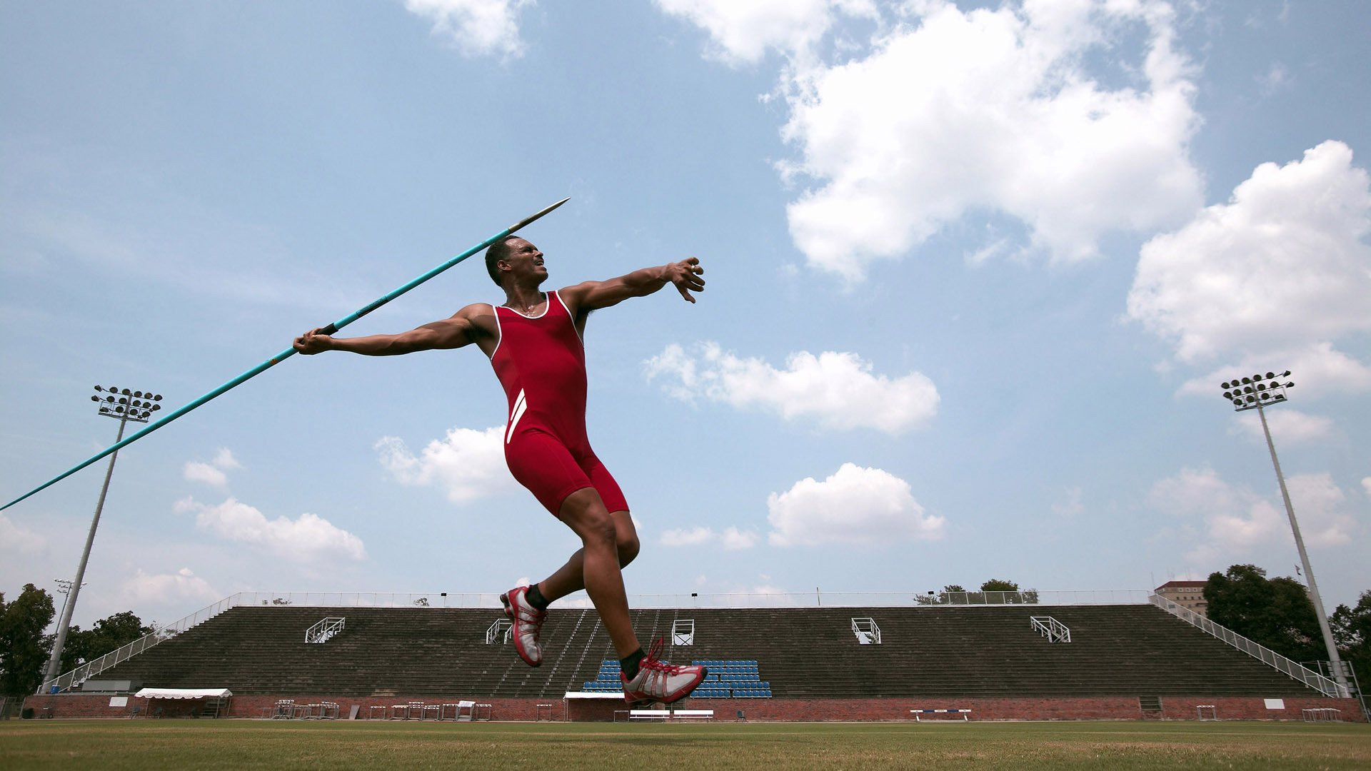 俱乐部举办暑期公益足球课堂 覆盖多所学校，足球公益活动标语